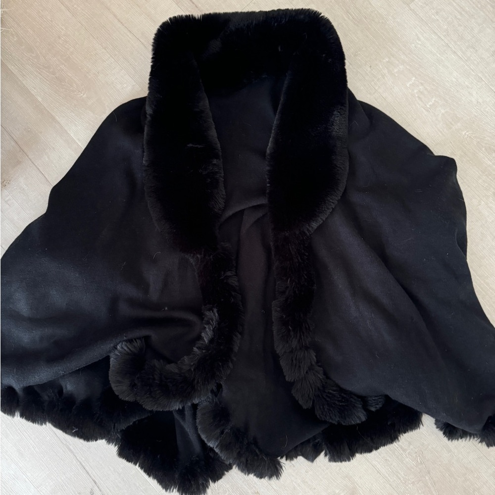 Chic Black Faux Fur Trim Cape